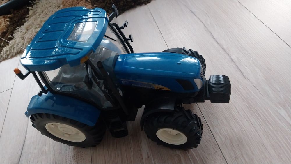 Traktor New Holland sterowany z pilotem