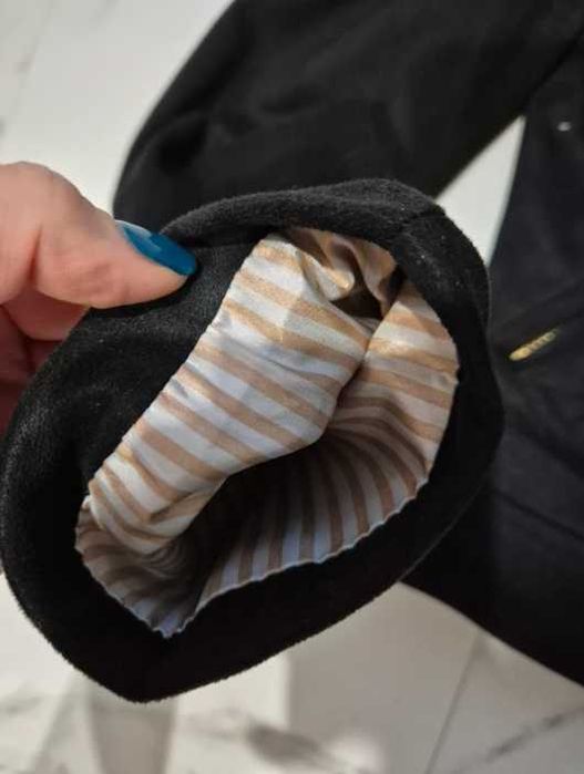 Czarna zamszowa ramoneska z frędzlami i ćwiekami