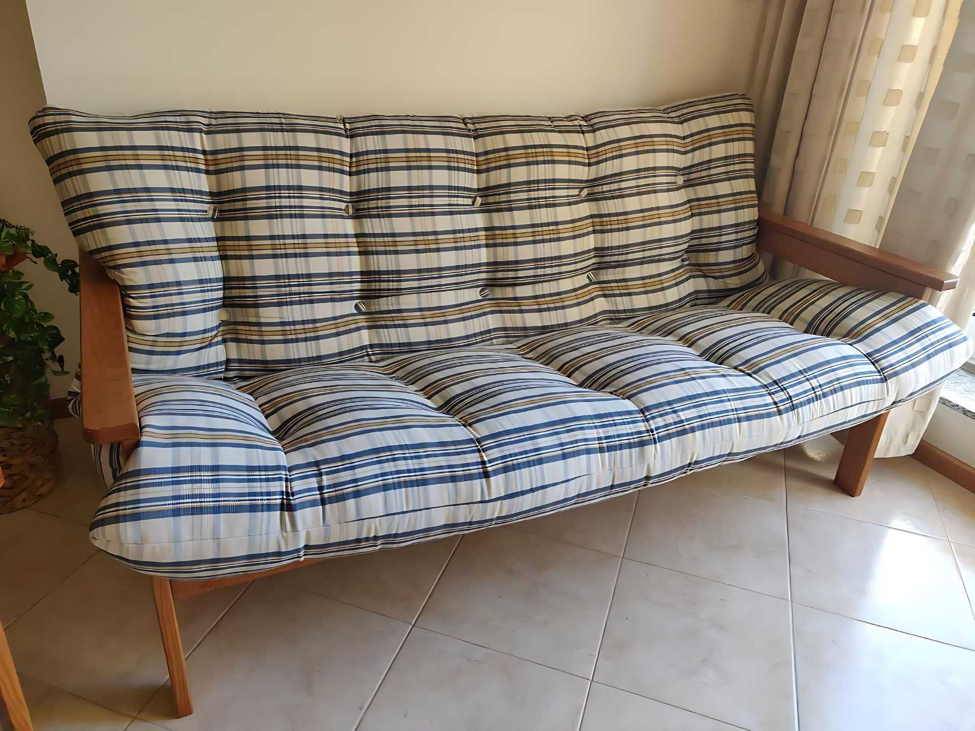 Sofá de madeira com almofadão acolchoado – 3 lugares