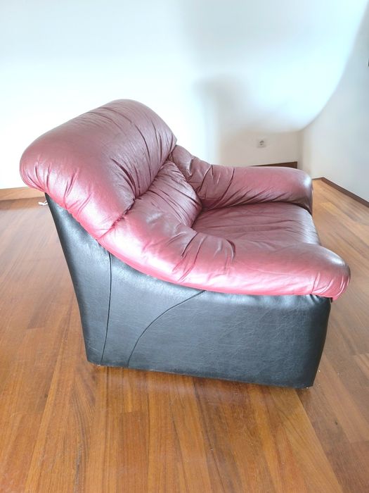 2 Sofá / Poltrona em pele p/quarto ou sala
Sofá