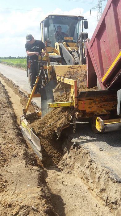 Układanie poboczy scinka poboczarka układarka kruszywa żwiru destruktu