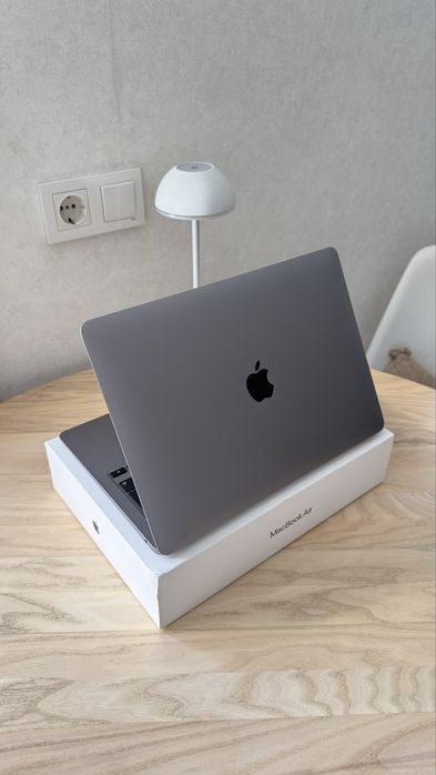 MacBook Air13” 2020 i3/8/256 SpaceGray стан як новий-батарея 26 циклів