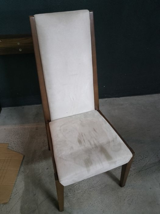 Mesa de sala com cadeiras