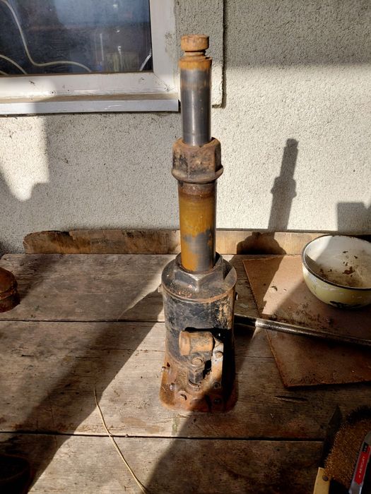 Продам домкрат 5 т