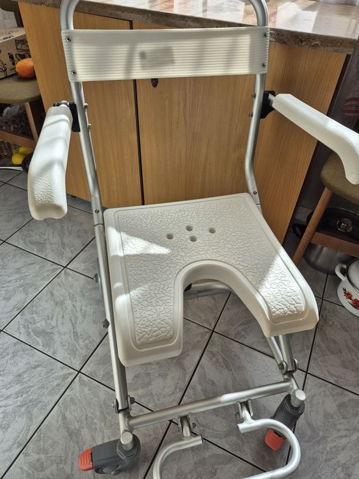 Wózek pod prysznic na kółkach