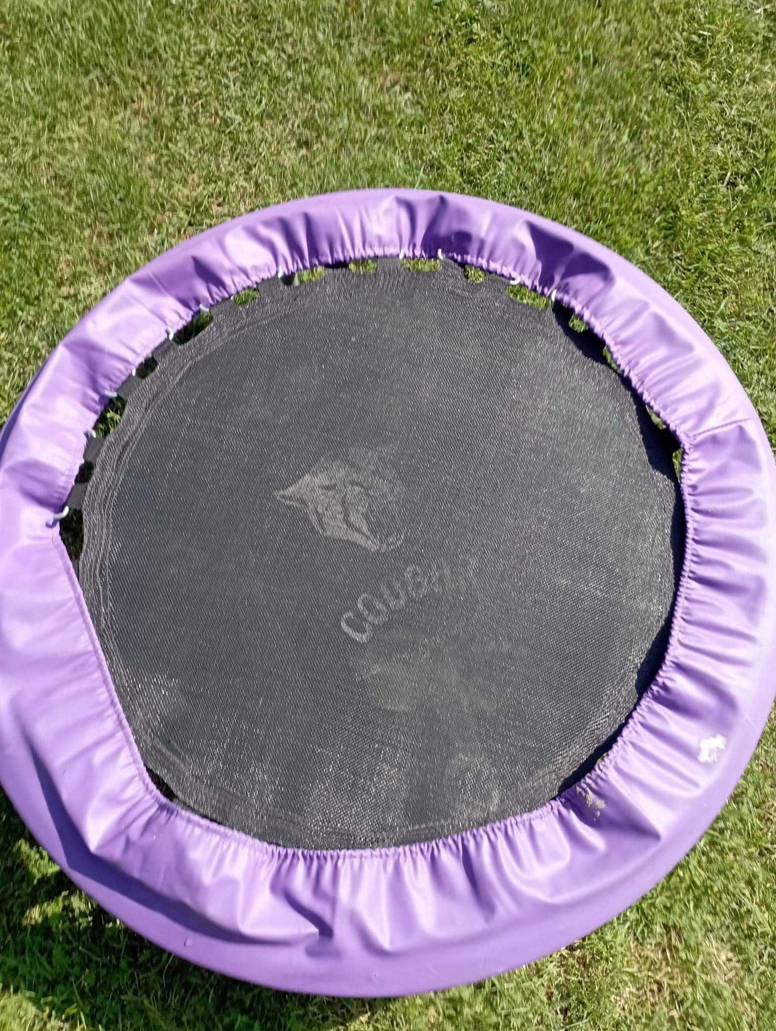 mała trampolina fioletowa
