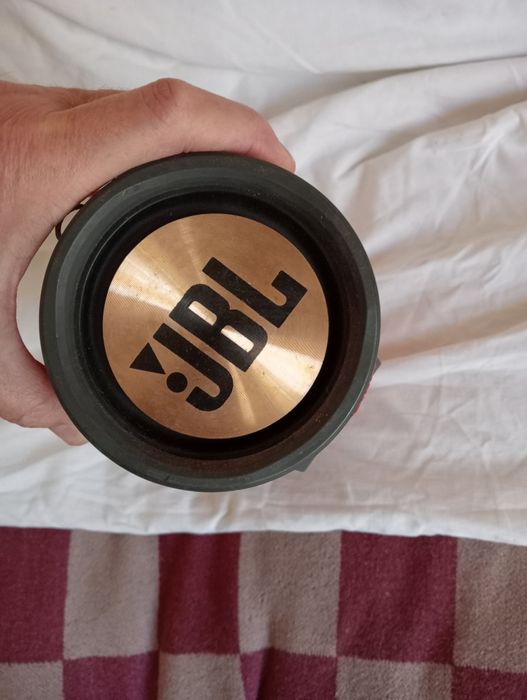 Блютуз колонка JBL состояние хорошее все работает.