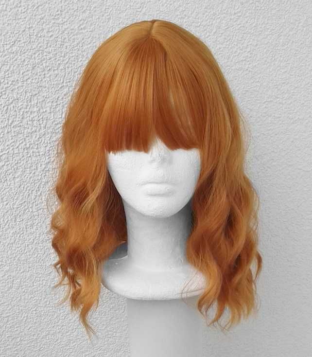Pomarańczowa ruda krótka peruka falowana z prostą grzywką cosplay wig