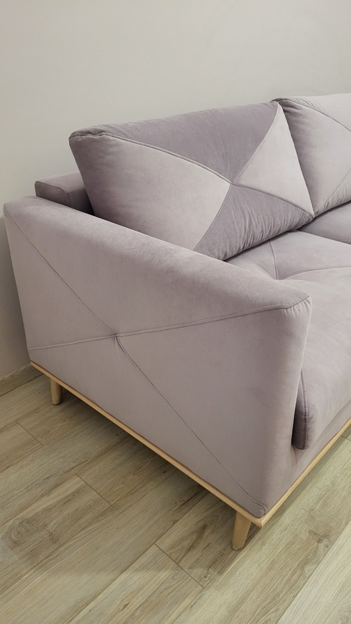 Sofa welurowa na drewnianych nóżkach