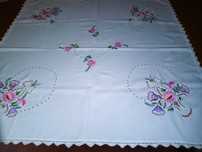 haftowany obrusek  85cm x85cm -biały
