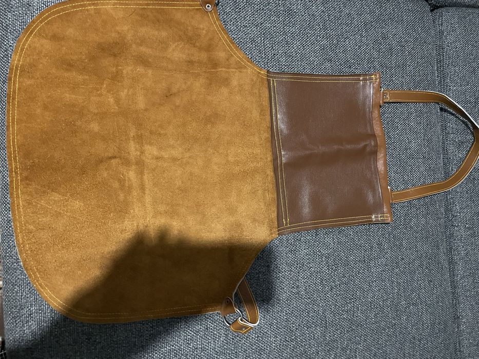 Фартук з натуральної шкіри.