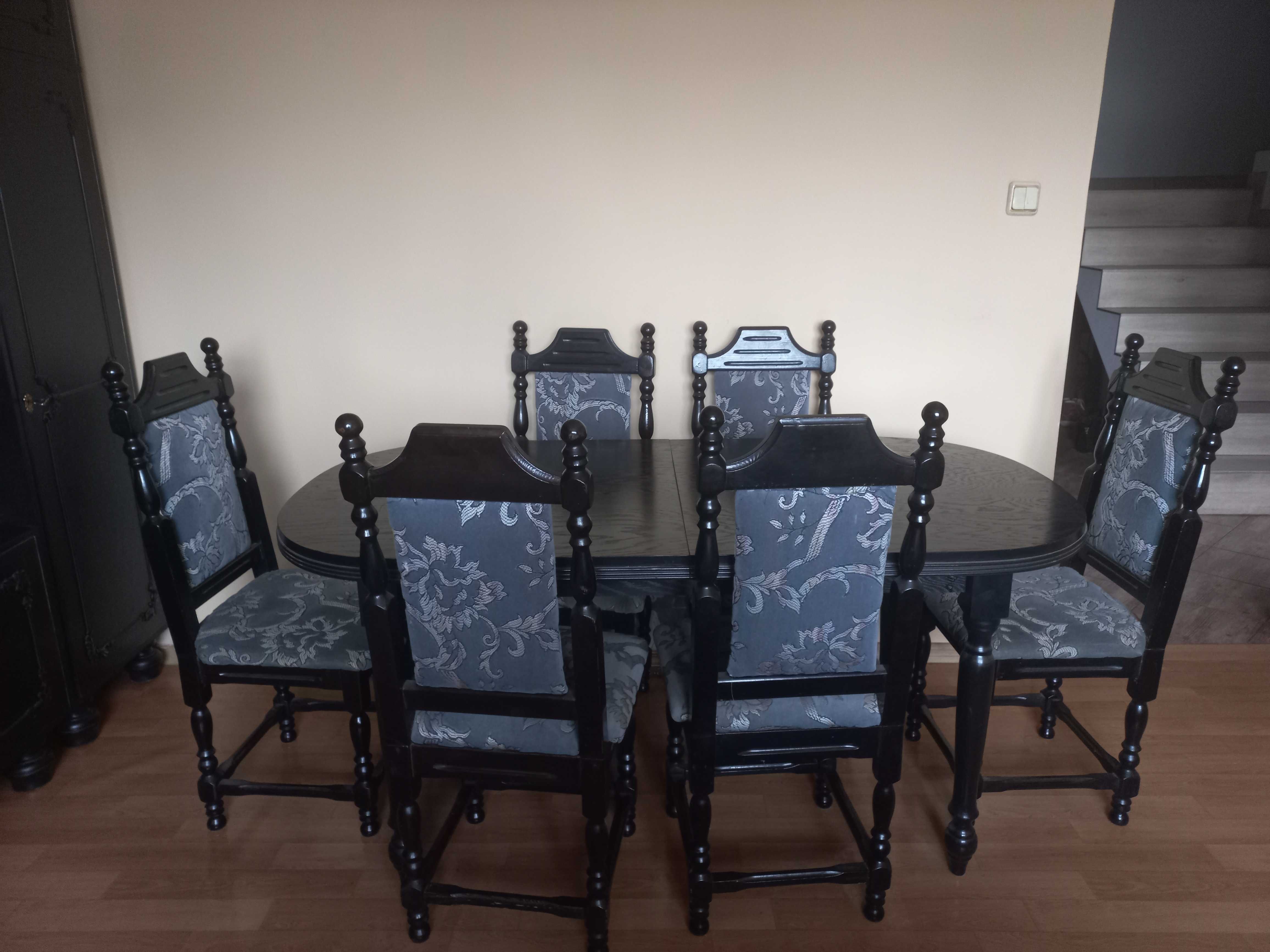 Meble stół z krzesłami i meblościanka