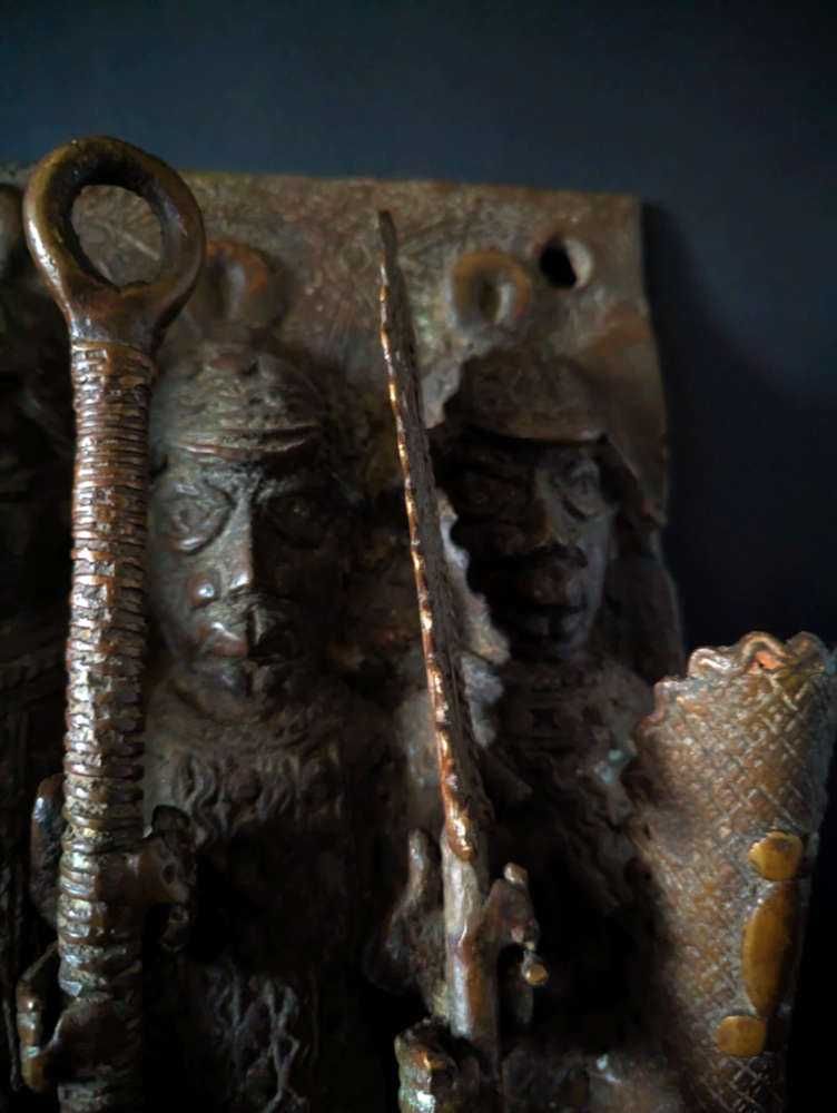 Plakietka przedstawiająca królewskich wojowników z Beninu