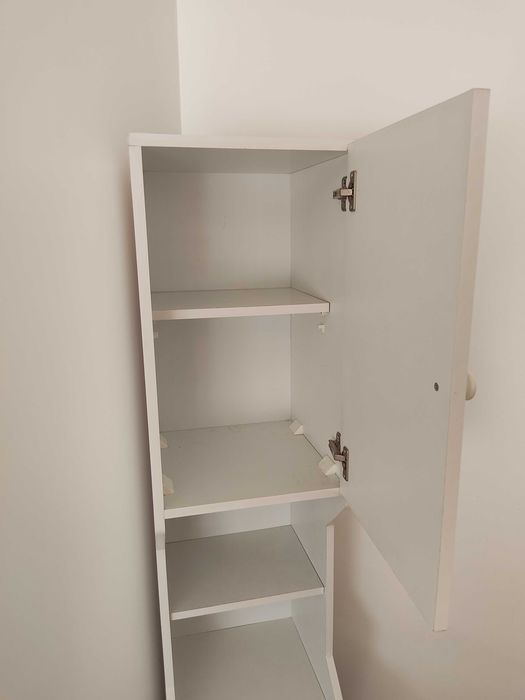 Móvel branco casa de banho com cesto para roupa suja
