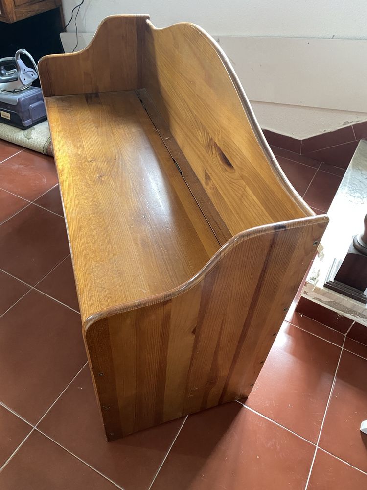 Banco e arca de madeira , muito bom estado