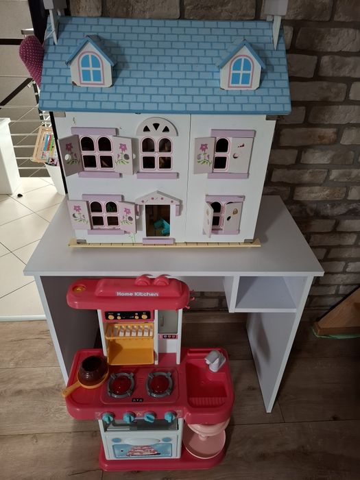 Zabawki, biurko i domek dla lalek
