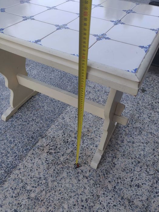 Mesa com azulejo