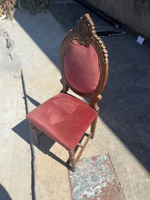Cadeira antiga almofadada