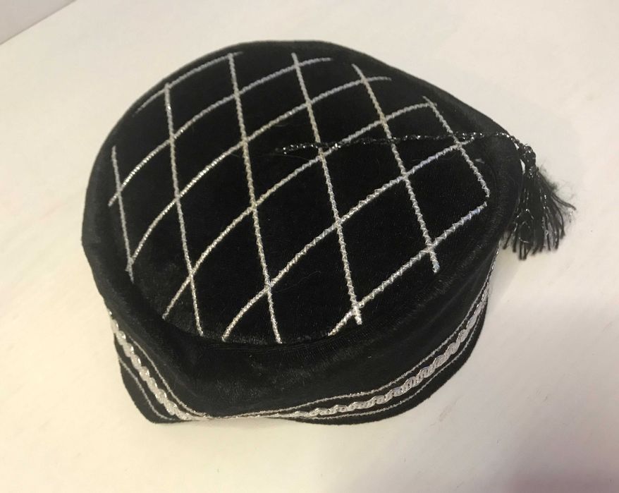 Тюбетейка з китицею. 
Тюбетейка. Традиційний чоловічий головний убір.