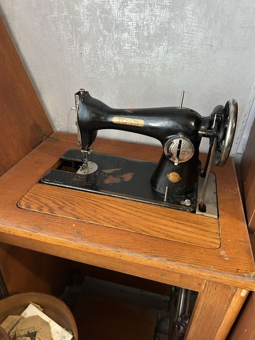 Швейна машинка продається у звязку з переїздом .