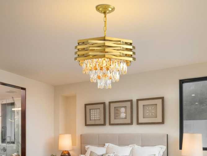 Lampa wisząca w kolorze złotym z kryształowym wykończeniem NR.657