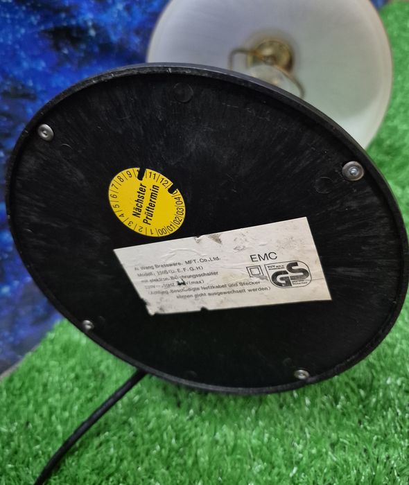 Lampka stolikowa włączająca się przez dotyk jakiejkolwiek części metal
