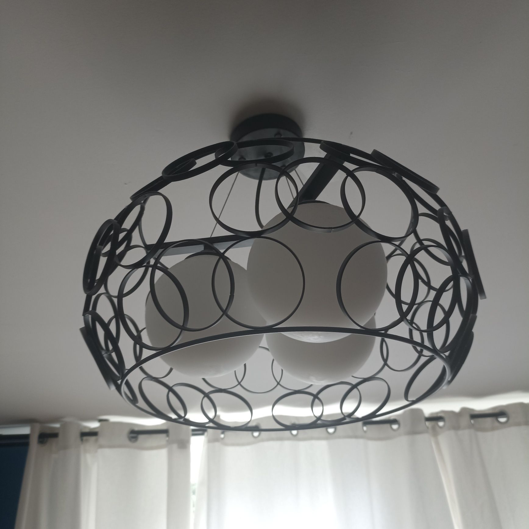 Żyrandol metalowy i trzy białe kule