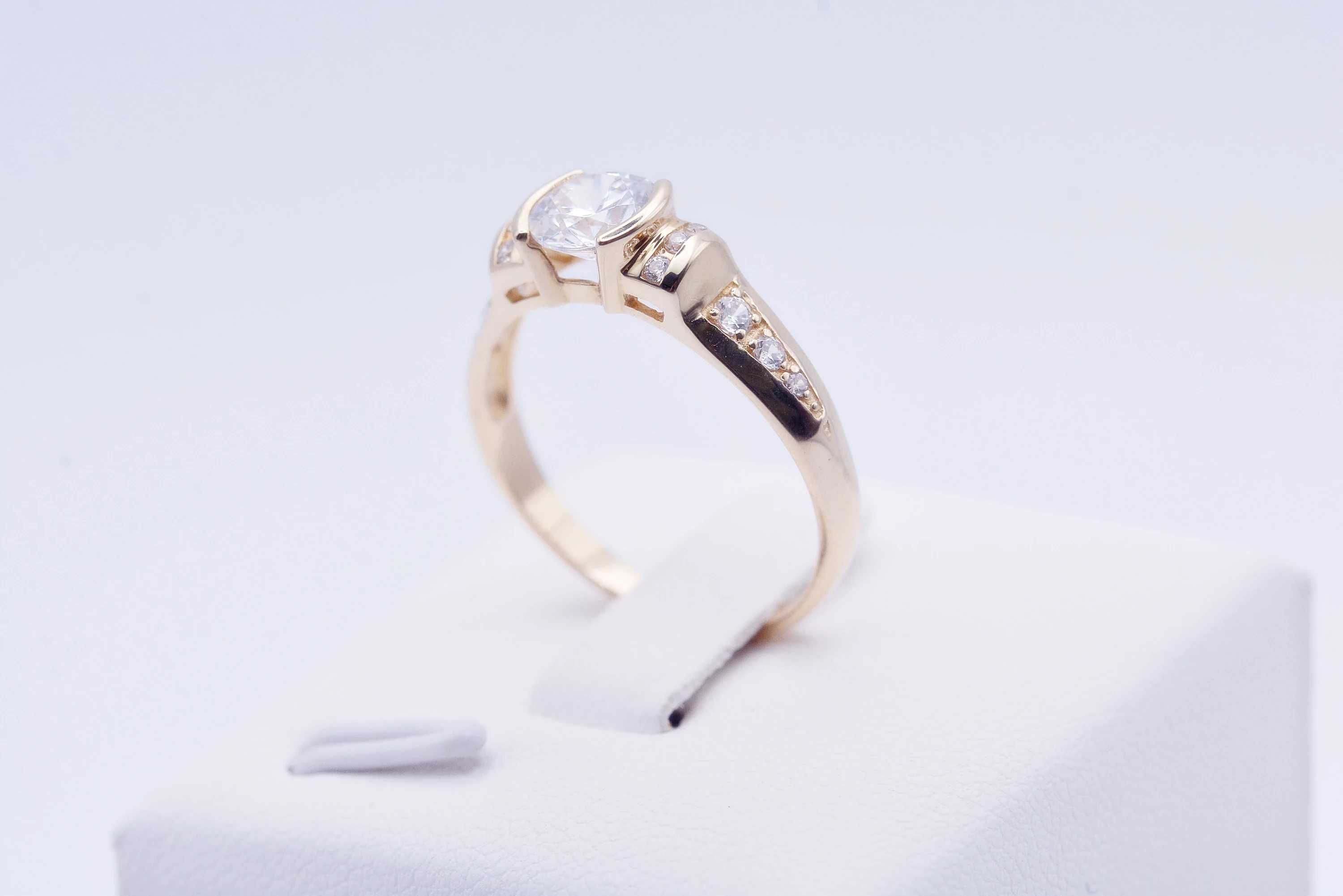 ZL750 Śliczny pierścionek zaręczynowy z cyrkoniami złoto 585 r;18