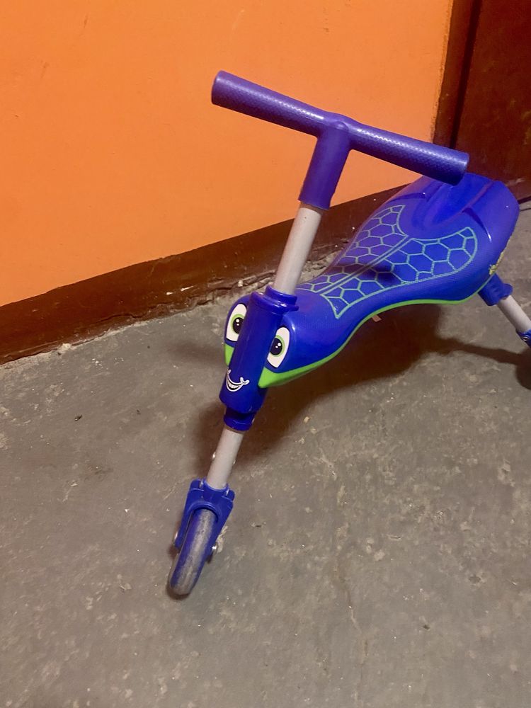 Jeździk Scuttlebug rowerek hulajnoga