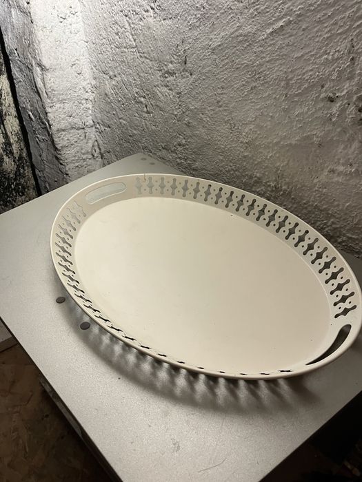 Biała metalowa taca Ikea Romantisk 52x39 do śniadania do łóżka