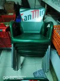 Vende-se cadeiras de plástico