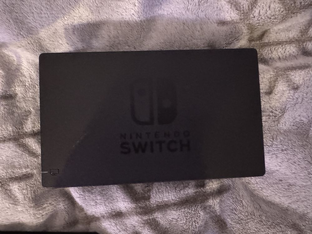 Nintendo Switch + Akcesoria + 4 Gry