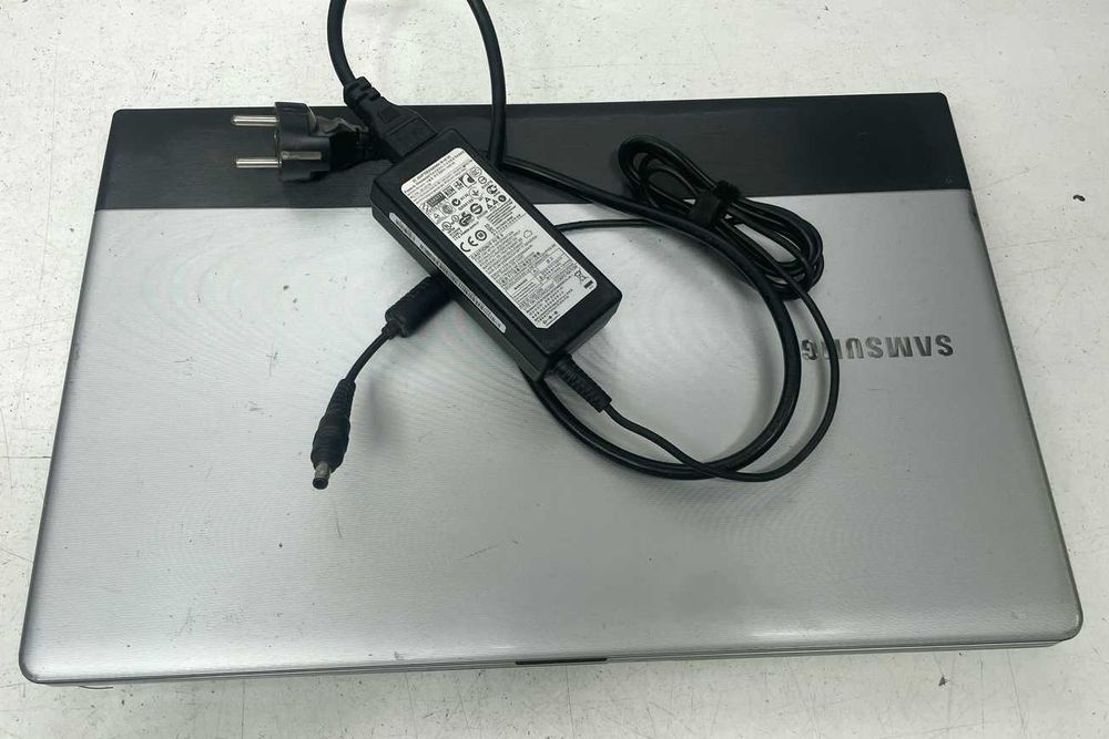 Ноутбук игровой Samsung NP300E7Z с большим экраном 17"