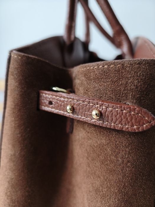 Zamszowa elegancka torebka tote kuferek karmelowa złote okucia elegant