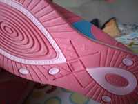 Продам кросовки детские зозового цвета новые
