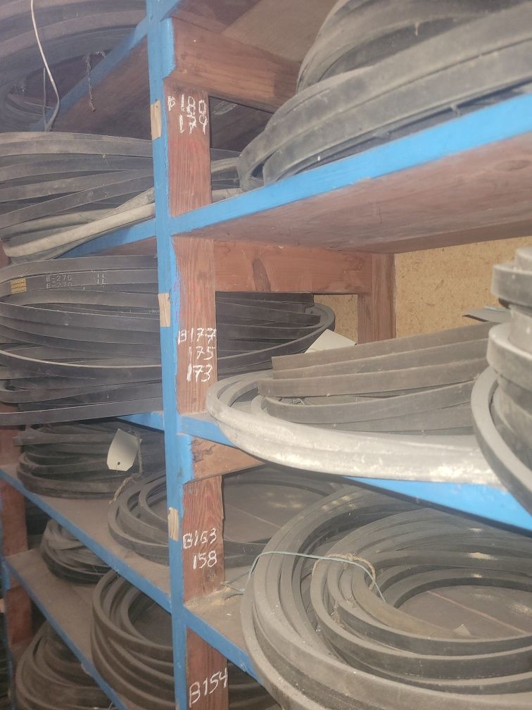 Grande lote de correias trapezoidal