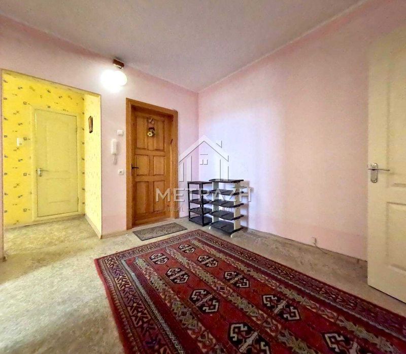 89060Продам 3 комнатную на Роганской!