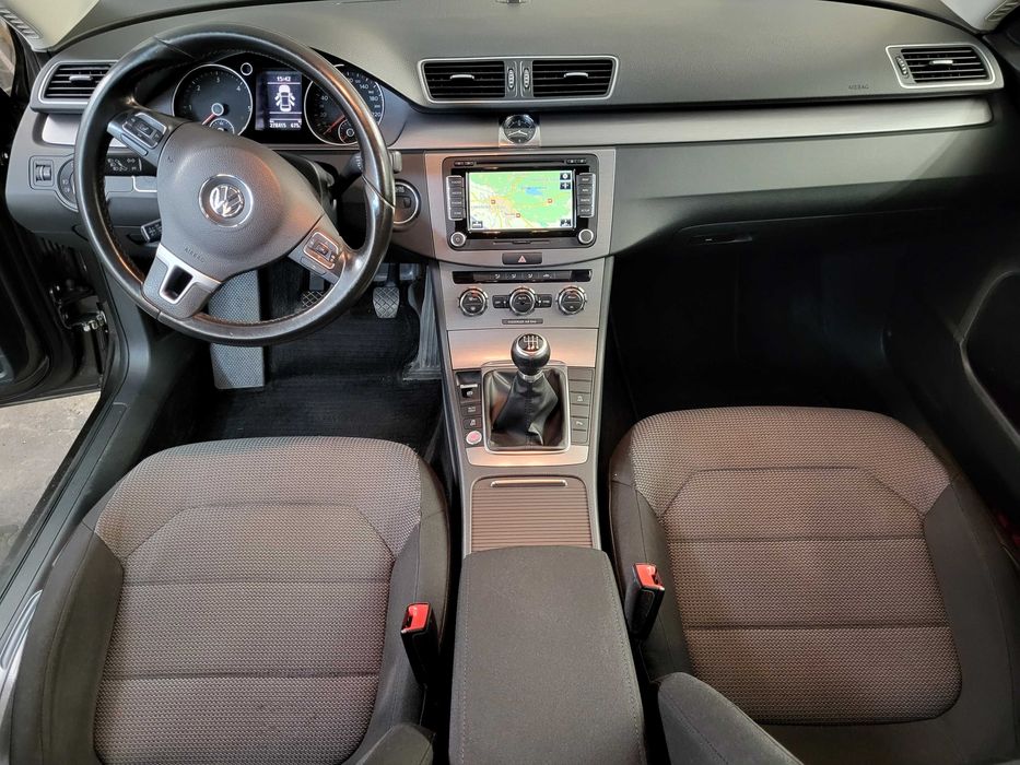 VW Passat B7 2.0 TDI biksenon, led, navi, kamera cofania. Super stan.