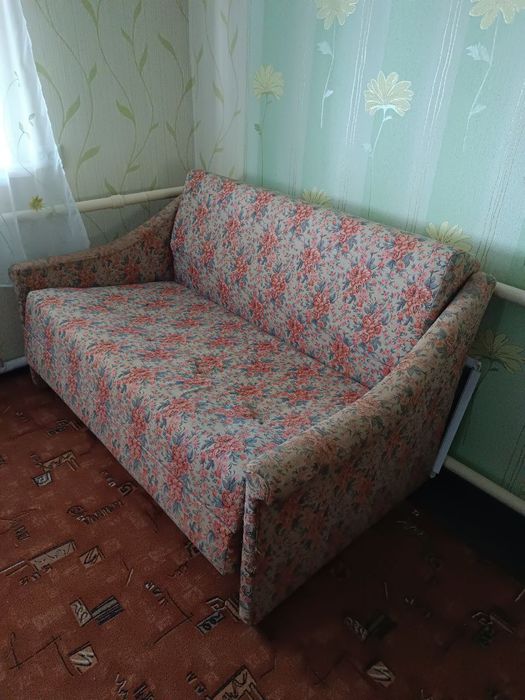 Диван малютка в гарному стіні