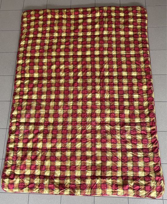 Edredão/ cobertor vermelho e amarelo