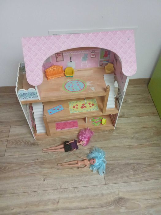Domek dla lalek z meblami i lalkami