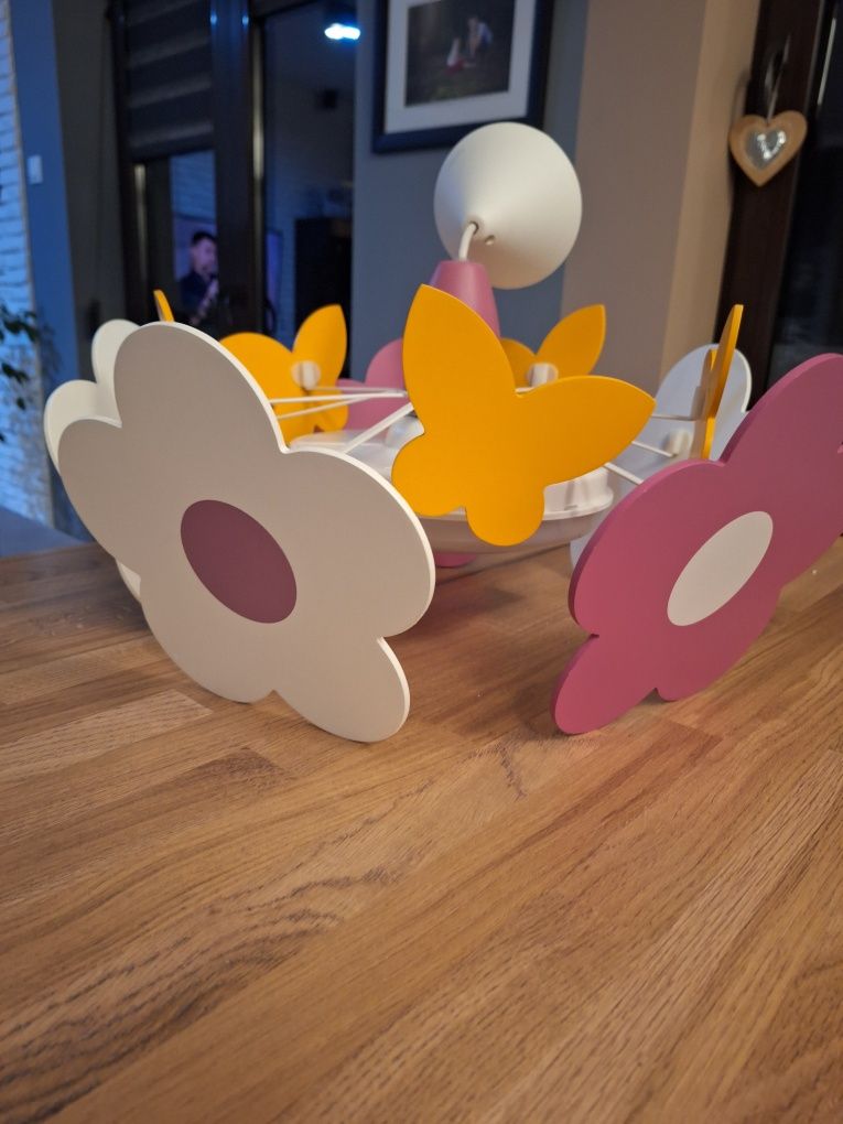 Lampa do pokoju dziewczynki
