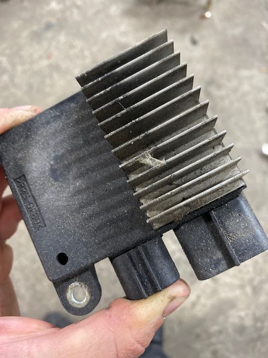 Блок управління вентиляторами на Mazda