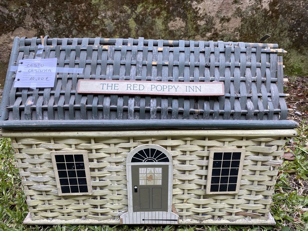 Casinha “The Red Poppy Inn” em Palhinha – Decoração ou Armazenamento