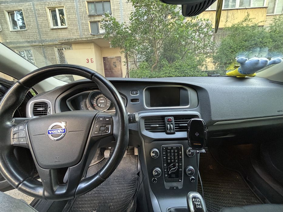 Чорний Volvo V40