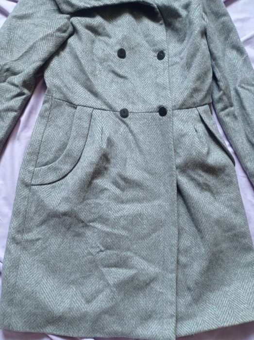 Жіноче приталене сіре пальто
