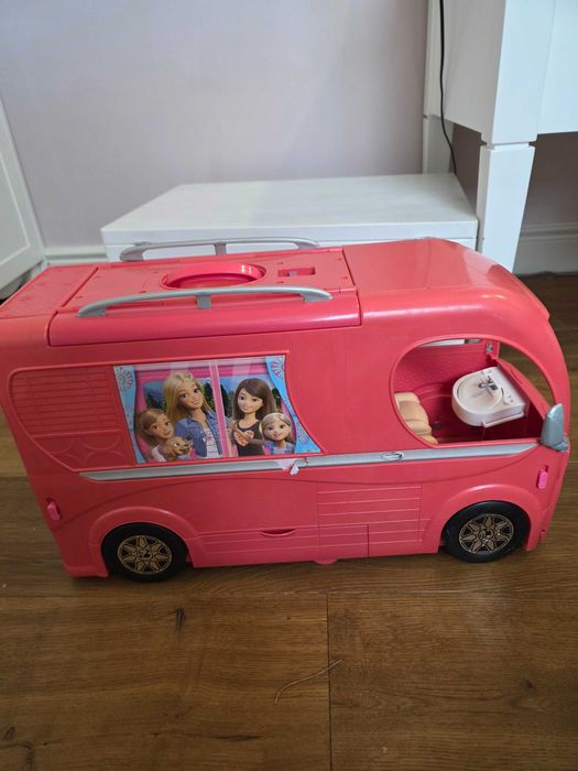 Mattel Barbie Kamper z basenem i zjeżdżalnią