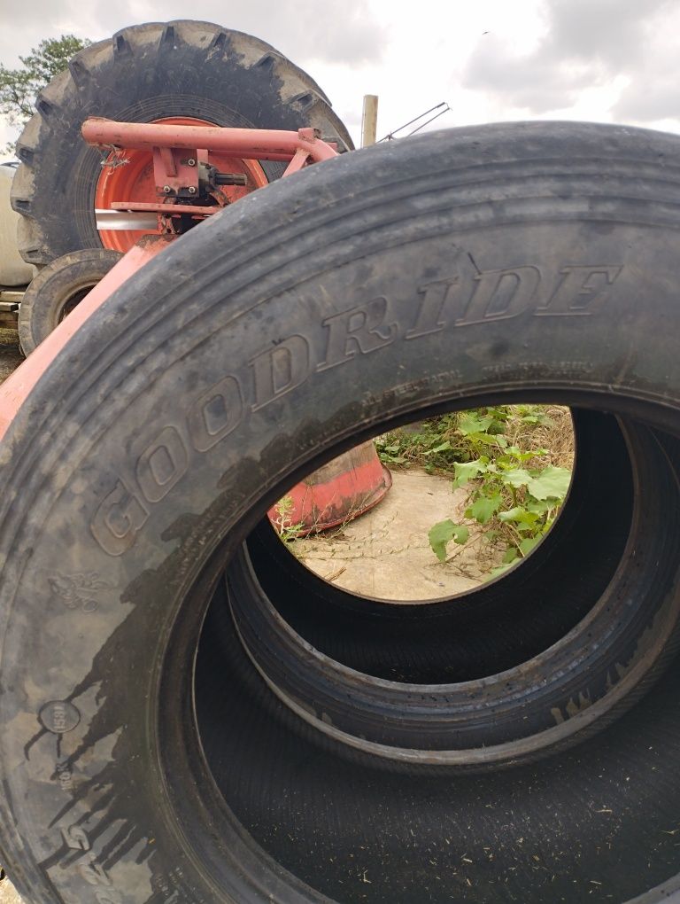 Продам скаты 385/55R 22.5.  5 тыс. за два ската.