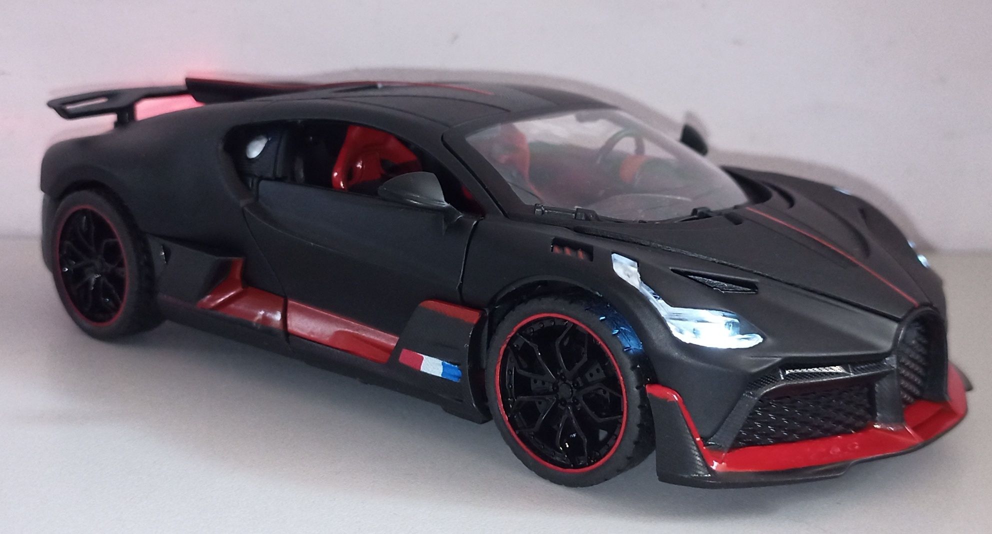 Машинка BUGATTI DIVO модель 1:24 "Автосвіт". Металл, звук, свет