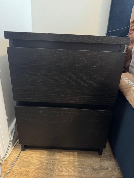 Czarna szafka nocna IKEA